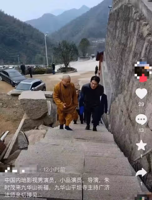 67歲朱時茂罕露面!精神奕奕現身九華山祈福,滿頭黑髮身材壯碩