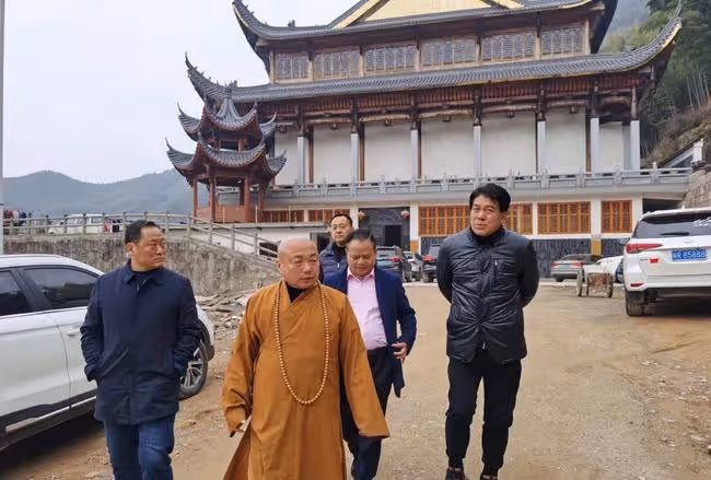 67歲朱時茂罕露面!精神奕奕現身九華山祈福,滿頭黑髮身材壯碩