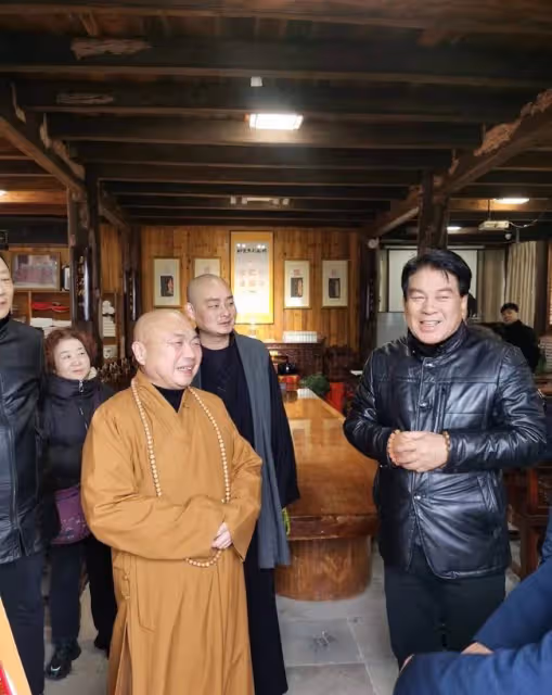 67歲朱時茂罕露面!精神奕奕現身九華山祈福,滿頭黑髮身材壯碩