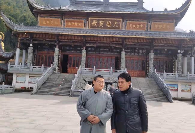 67歲朱時茂罕露面!精神奕奕現身九華山祈福,滿頭黑髮身材壯碩