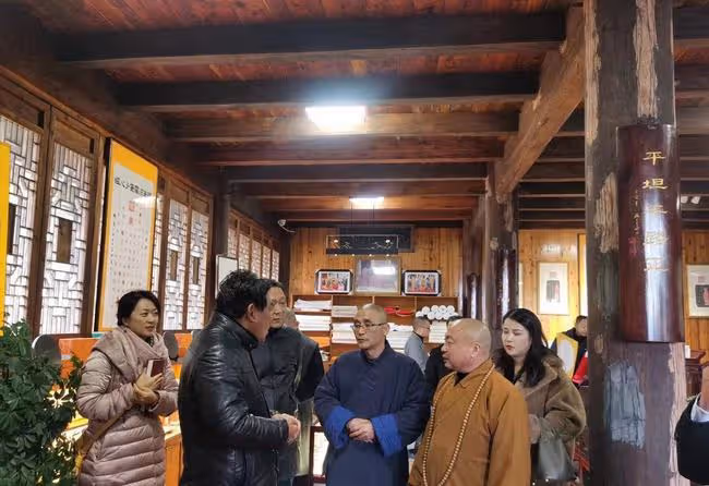 67歲朱時茂罕露面!精神奕奕現身九華山祈福,滿頭黑髮身材壯碩