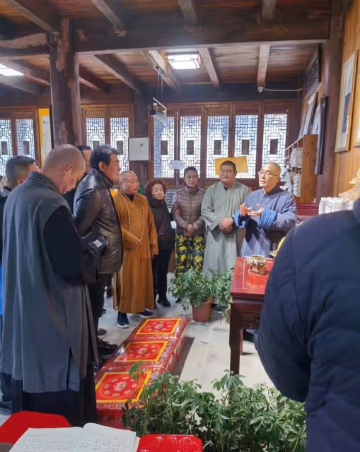 67歲朱時茂罕露面!精神奕奕現身九華山祈福,滿頭黑髮身材壯碩