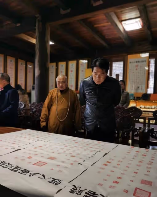 67歲朱時茂罕露面!精神奕奕現身九華山祈福,滿頭黑髮身材壯碩