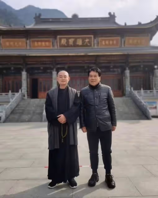 67歲朱時茂罕露面!精神奕奕現身九華山祈福,滿頭黑髮身材壯碩