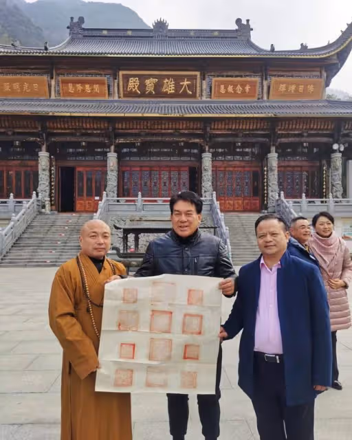 67歲朱時茂罕露面!精神奕奕現身九華山祈福,滿頭黑髮身材壯碩