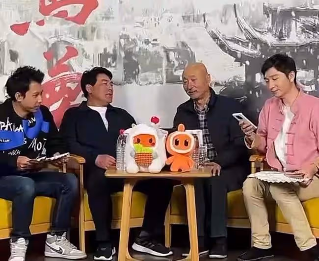 67歲朱時茂罕露面!精神奕奕現身九華山祈福,滿頭黑髮身材壯碩