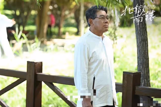 67歲朱時茂罕露面!精神奕奕現身九華山祈福,滿頭黑髮身材壯碩