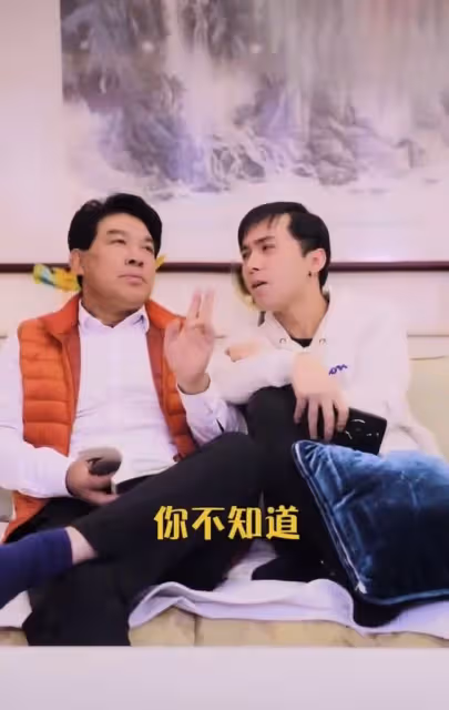 67歲朱時茂罕露面!精神奕奕現身九華山祈福,滿頭黑髮身材壯碩