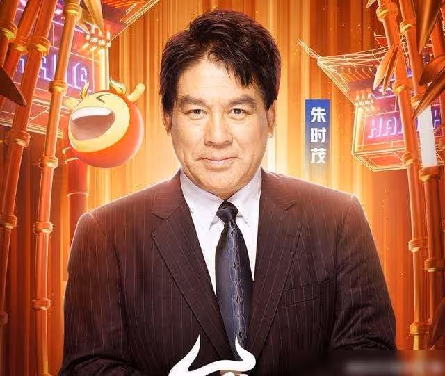 67歲朱時茂罕露面!精神奕奕現身九華山祈福,滿頭黑髮身材壯碩