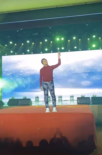61歲齊秦商演撈金,挺大肚腩獨唱名表搶鏡,彎腰與女粉握手人氣高