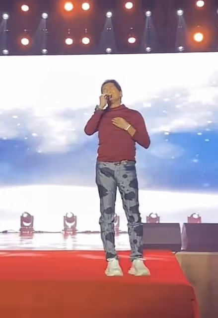 61歲齊秦商演撈金,挺大肚腩獨唱名表搶鏡,彎腰與女粉握手人氣高