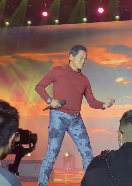 61歲齊秦商演撈金,挺大肚腩獨唱名表搶鏡,彎腰與女粉握手人氣高