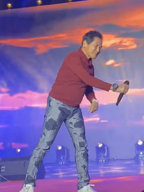 61歲齊秦商演撈金,挺大肚腩獨唱名表搶鏡,彎腰與女粉握手人氣高