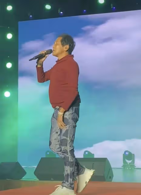 61歲齊秦商演撈金,挺大肚腩獨唱名表搶鏡,彎腰與女粉握手人氣高