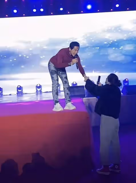 61歲齊秦商演撈金,挺大肚腩獨唱名表搶鏡,彎腰與女粉握手人氣高