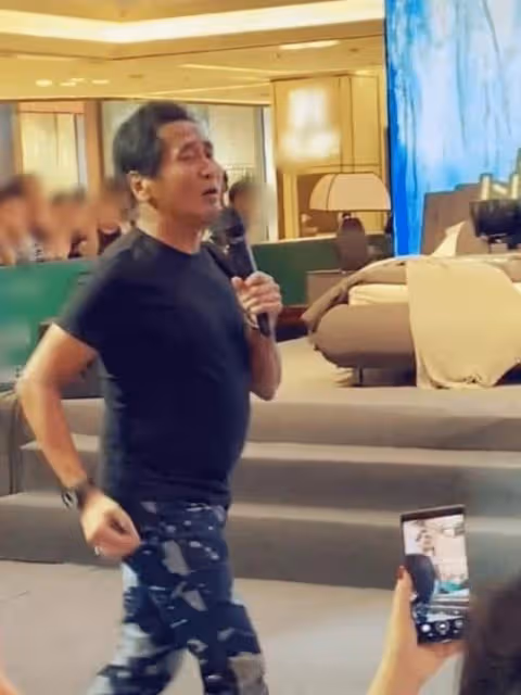 61歲齊秦商演撈金,挺大肚腩獨唱名表搶鏡,彎腰與女粉握手人氣高
