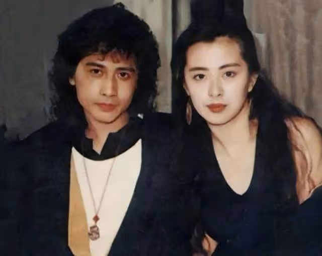 61歲齊秦商演撈金,挺大肚腩獨唱名表搶鏡,彎腰與女粉握手人氣高
