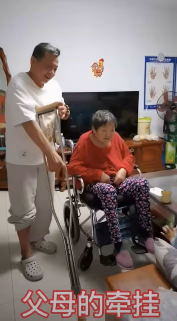 60歲戲骨母親去世!4月前坐輪椅精神好,兒子曾守病床前為其按腳