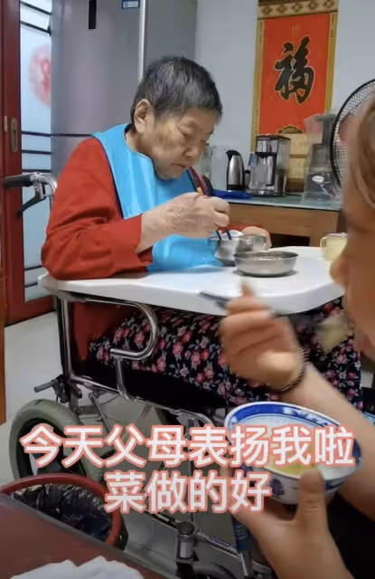 60歲戲骨母親去世!4月前坐輪椅精神好,兒子曾守病床前為其按腳