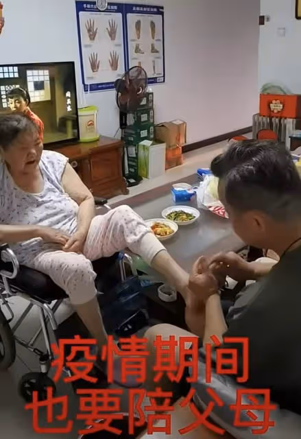 60歲戲骨母親去世!4月前坐輪椅精神好,兒子曾守病床前為其按腳