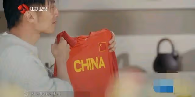 謝霆鋒太幸運了？宋軼發文悼念劉思齊奶奶？白舉綱官宣結婚？