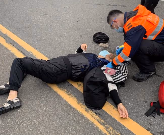 62歲女星殯儀館前出車禍!被車撞飛頭部著地,感嘆差點死在車輪下