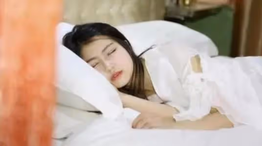 夜裡我睡了一個酒鬼的老婆,在一起後,我為我的衝動買單