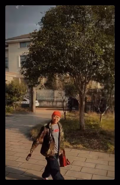 李保田兒子惹爭議,舉著酒瓶在別墅院子跳舞,走路搖晃被嘲諷炫富