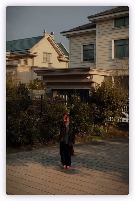 李保田兒子惹爭議,舉著酒瓶在別墅院子跳舞,走路搖晃被嘲諷炫富