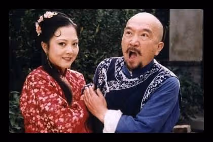 李保田兒子惹爭議,舉著酒瓶在別墅院子跳舞,走路搖晃被嘲諷炫富