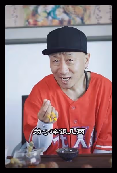 李保田兒子惹爭議,舉著酒瓶在別墅院子跳舞,走路搖晃被嘲諷炫富