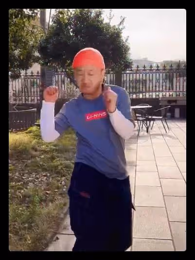 李保田兒子惹爭議,舉著酒瓶在別墅院子跳舞,走路搖晃被嘲諷炫富