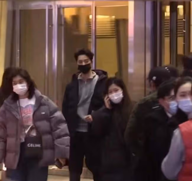 20歲男星出行陣仗大!粉絲送禮遭倆保鏢猛推,本人表情冷漠引爭議