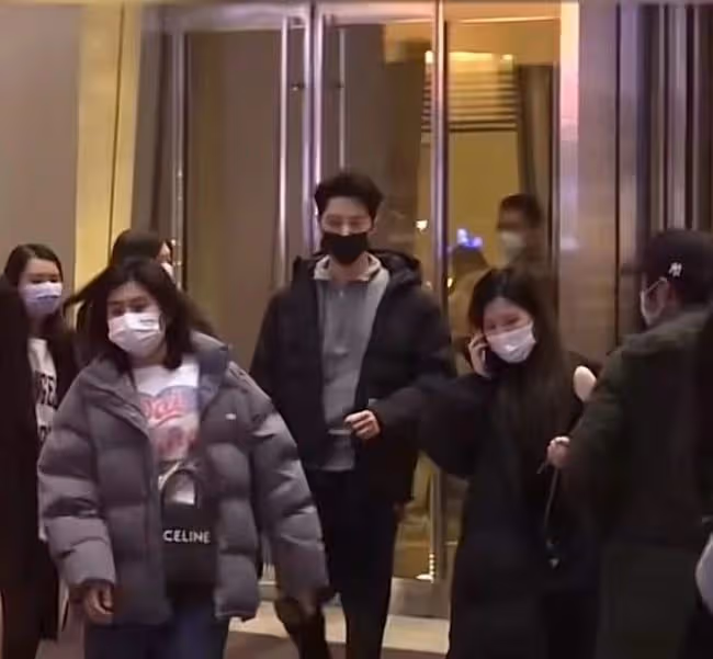 20歲男星出行陣仗大!粉絲送禮遭倆保鏢猛推,本人表情冷漠引爭議