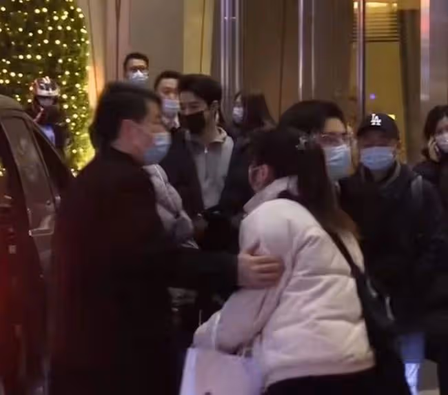 20歲男星出行陣仗大!粉絲送禮遭倆保鏢猛推,本人表情冷漠引爭議