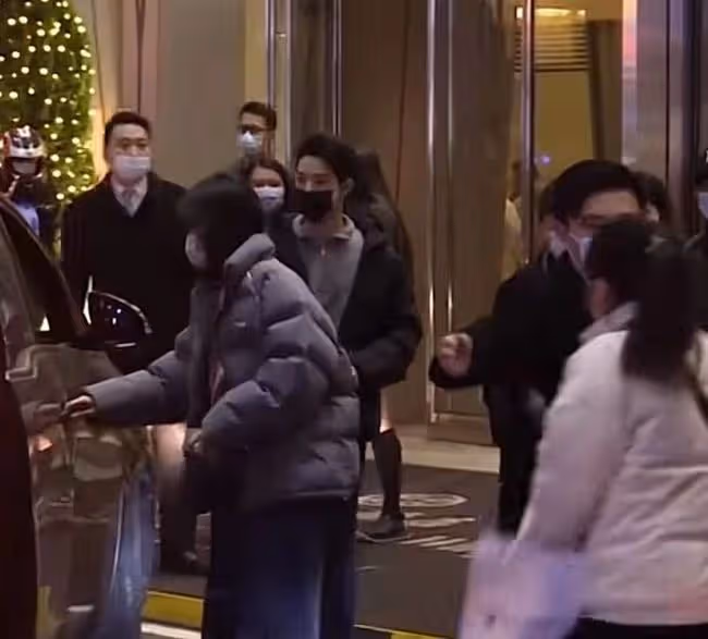 20歲男星出行陣仗大!粉絲送禮遭倆保鏢猛推,本人表情冷漠引爭議