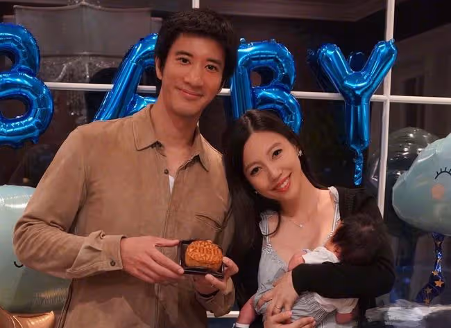 媒體瘋傳李靚蕾和神秘男子親密照，楊培安發文澄清：對方是女兒身