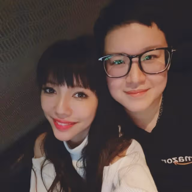 媒體瘋傳李靚蕾和神秘男子親密照，楊培安發文澄清：對方是女兒身