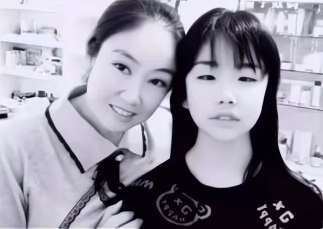 小峰更新動態,稱後悔和白洛生合影,從此不再說舅舅與舅媽的事