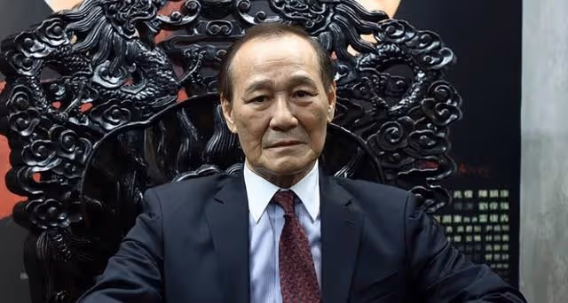 香港武打巨星患肺癌後罕見露面,眉毛幾乎全白,77歲才註冊結婚