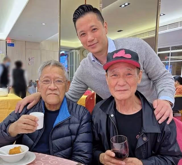 香港武打巨星患肺癌後罕見露面,眉毛幾乎全白,77歲才註冊結婚