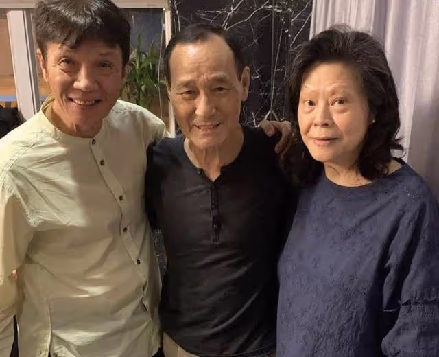 香港武打巨星患肺癌後罕見露面,眉毛幾乎全白,77歲才註冊結婚