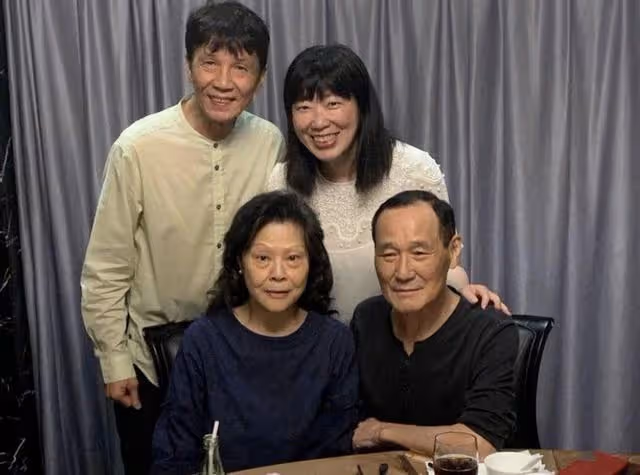 香港武打巨星患肺癌後罕見露面,眉毛幾乎全白,77歲才註冊結婚