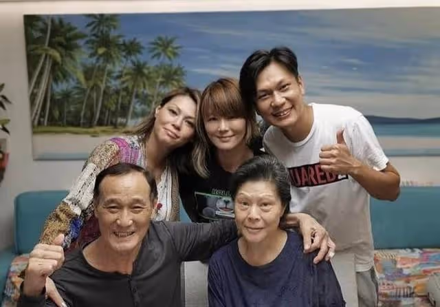香港武打巨星患肺癌後罕見露面,眉毛幾乎全白,77歲才註冊結婚