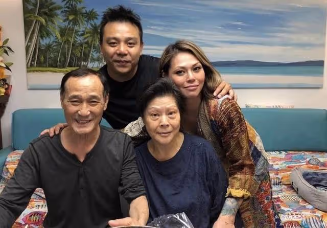 香港武打巨星患肺癌後罕見露面,眉毛幾乎全白,77歲才註冊結婚
