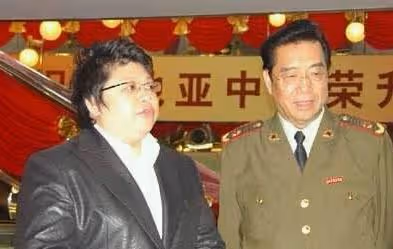 韓紅籌集物資支援西安!曾因賑災沒能給繼父送終,母親不能原諒