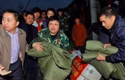 韓紅籌集物資支援西安!曾因賑災沒能給繼父送終,母親不能原諒
