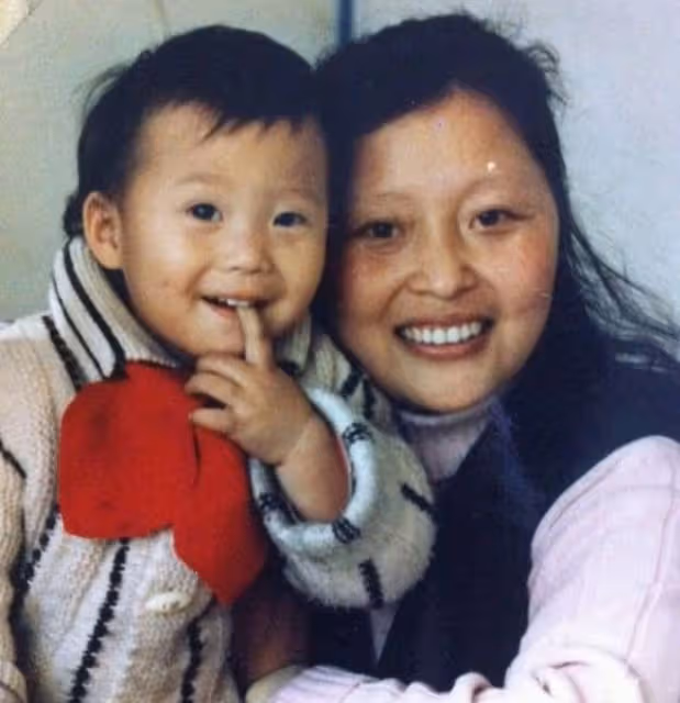 李世榮:與李誠儒離婚後住18平米房子,未曾改嫁,獨自養兒子長大