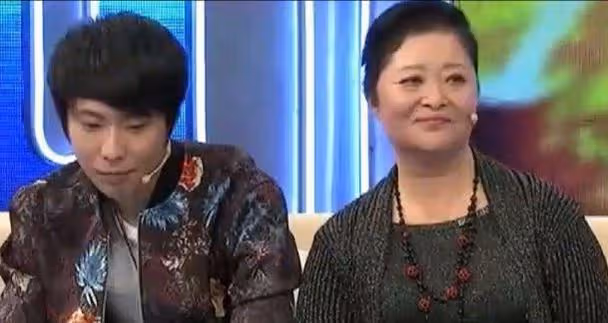 李世榮:與李誠儒離婚後住18平米房子,未曾改嫁,獨自養兒子長大