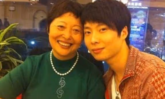 李世榮:與李誠儒離婚後住18平米房子,未曾改嫁,獨自養兒子長大